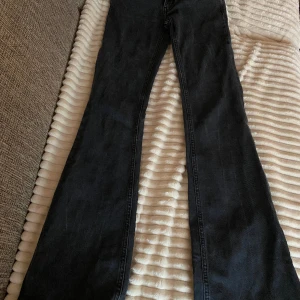 Lager 157 low boot jeans - Ljus ”svarta” low waist  jeans från lager 157.Skulle säga att de passar någon mellan 32-34 i strlk då de blivit lite mindre i tvätten. Der är lite slitna där nere men inte något som är synligt. Säljer pga att de är för små ( ny pris 400kr )