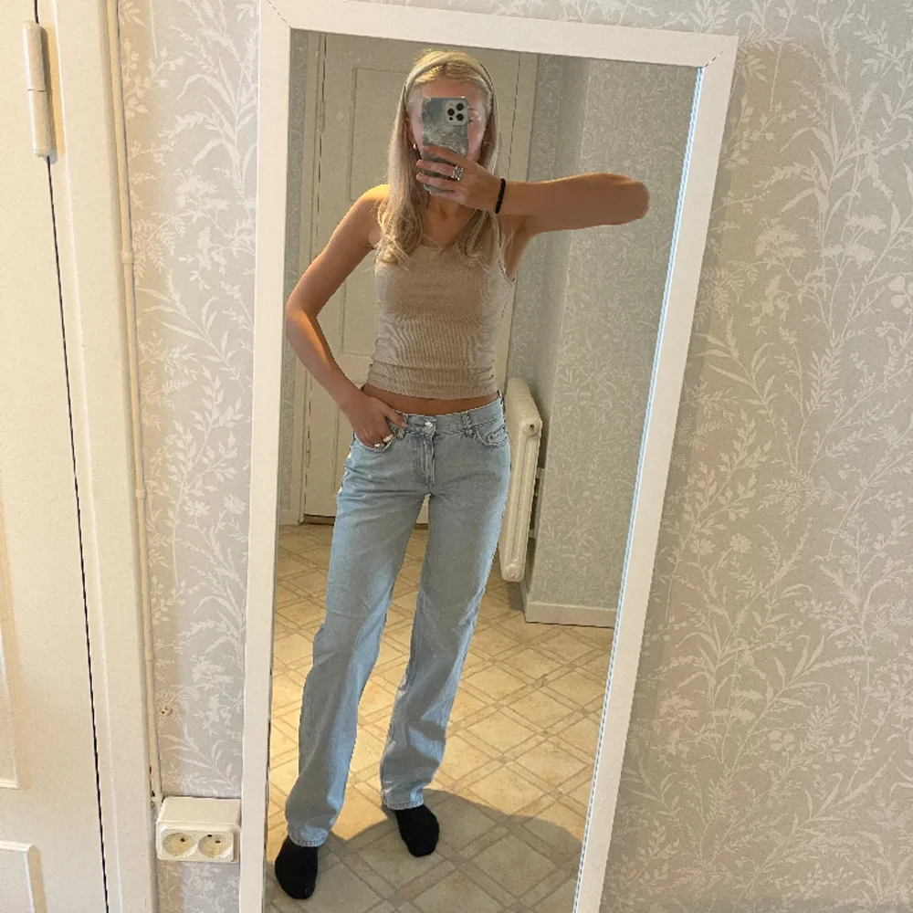Ljusblå lågmidjade jeans från Gina Tricot i fint skick! Storlek 32 men passar även 34!🩵. Jeans & Byxor.