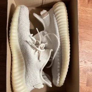 Adidas X yeezy - Säljer dessa yeezys eftersom dom inte passar mig längre . Dom är i okej skick och inga konstigheter!