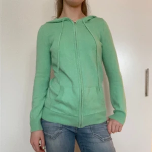 Stickad hoodie - Superfin stickad zip up hoodie. Använd enstaka gånger!🩷