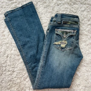 Miss me jeans lågmidjade & bootcut - Så fina och unika vintage miss me jeans från tidigt 2000tal i storlek 28. Lågmidjade & Bootcut.Kan skicka lite fler och närmare bilder vid intresse. Innerbenslängd:85 midjemått: 37(x2) + stretch. Vill du köpa trycker du på köp nu, jag postar inom 24h