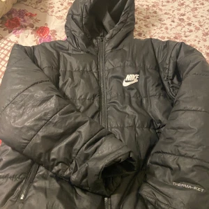 Nike jacka - Jätte skön Nike jacka i bra skick. Säljer eftersom har köpt en ny jacka, jätte bra till höst, vinter och vår. Original pris 1445 kr.