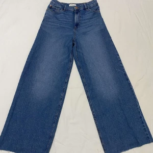 High waist Lindix jeans.  - Den är i bra skick, använt bara några gånger. Den sitter bra runt midjan och är baggy vid bena. 