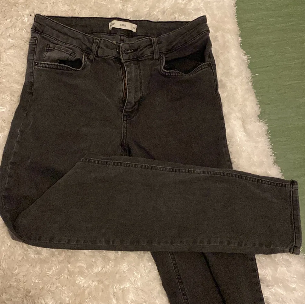 Nya jeans aldrig använt sitter jätte fint och jätte bra, pris kan diskuteras. Köpt från Gina tricot sitter tajt. . Jeans & Byxor.
