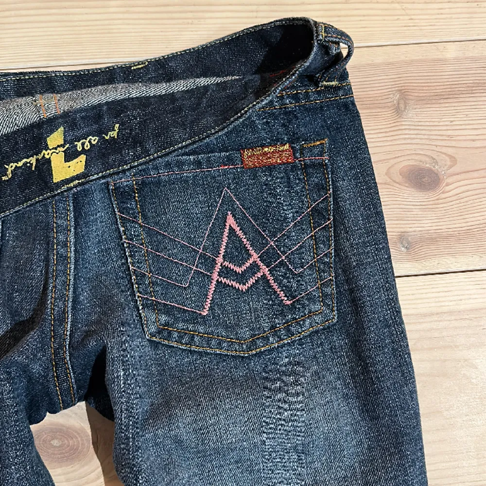 Super snygga, vintage ”7 for all mankind” jeans! Bootcut och lågmidjade, köpta i London! Midjemått: 35,5cm rakt över. Innerbenslängd: 69,5cm !. Jeans & Byxor.