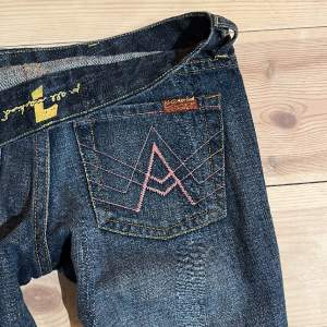 Super snygga, vintage ”7 for all mankind” jeans! Bootcut och lågmidjade, köpta i London! Midjemått: 35,5cm rakt över. Innerbenslängd: 69,5cm !