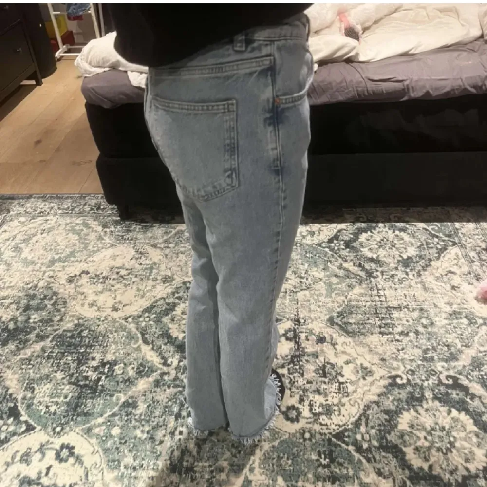 Säljer dessa långa blåa jeans från Gina i stl 38🎠perfekta för våren . Jeans & Byxor.