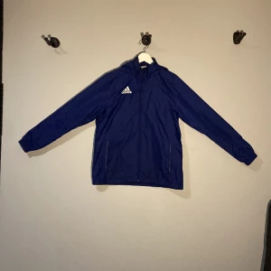 Adidas Navy Blue Regn Jacka  - Navy blue regn från Adidas i topp skick utan hål eller andra andra brister. Endast använd några fåtal gånger. Original priset ligger på ca 450kr