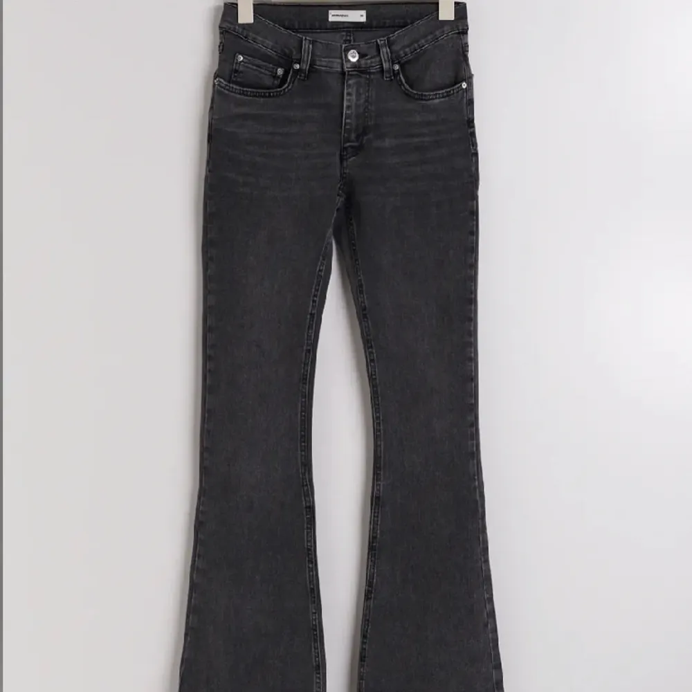 Säljer mina lågmidjade jeans från Gina som jag köpte i september men inte kommit till användning då dom va lite små dom är storlek 36 men lite mindre🤍. Jeans & Byxor.