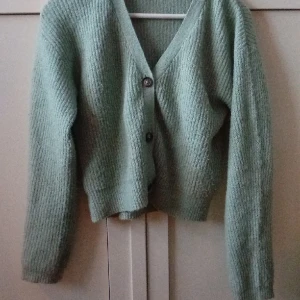 Turkos stickad kofta - Turkos stickad kofta jätte fin på Storlek 160 från lager 157