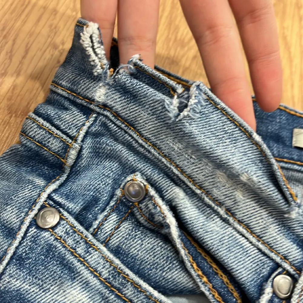 fina basic lågmidjade bootcut jeans! skick: okej defekter: små snitt i midjan (bild 3) köpta för 200kr innerbenslängd: 74cm midjemått: 35cm !tvärs över!. Jeans & Byxor.