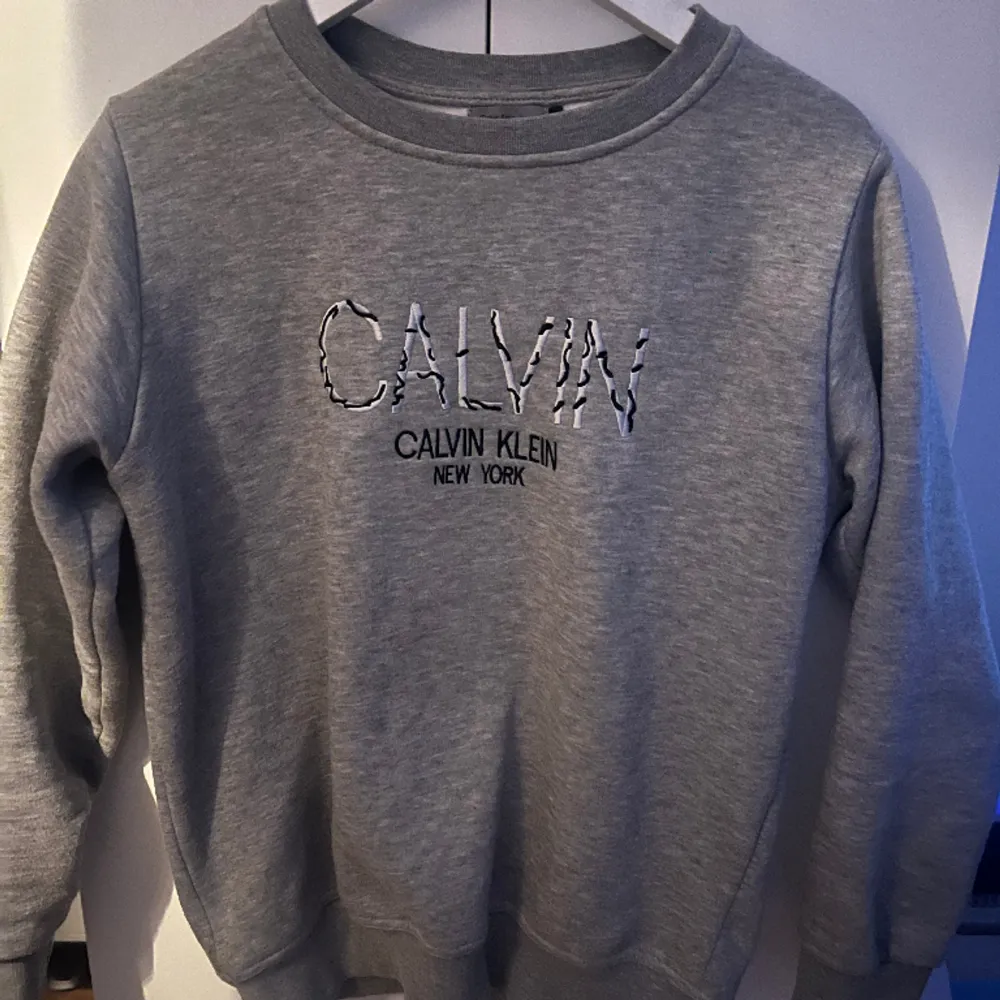 Tja, säljer denna sweatshirt från Calvin Klein. Denna tröja är bara använd ungefär 3 gånger vilket innebär att skicket är i topp. För fler funderingar är det bara att skicka ett dm👍🏼. Tröjor & Koftor.