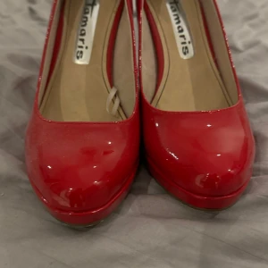 Röda lackpumps Tamaris - En klassiker, ett par röda lackpumps i storlek 38 från Tamaris. Använda ett fåtal tillfällen.