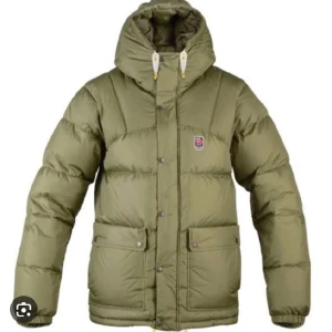 Fjällräven jacka dam modell - Hej på er, jag vill sälja min alldeles nya fjällräven jacka som jag klickade hem fel storlek på. Storlek S är jackan och är sprillans ny aldrig använd. Påsen som man får hem jackan i har jag även kvar. Kom privat för frågor eller funderingar.