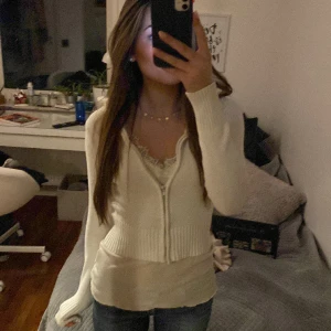 Vit kofta  - Mysigaste koftan som sitter tajt, sparsamt använd och så fin men kommer inte till användning tyvärr