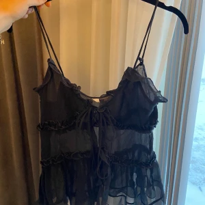 Zara linne - Trendigt linne från zara som tyvärr var för litet för mig. Linnet har knytning där fram, volanger och är lite seethrough. Jättefint till sommaren!