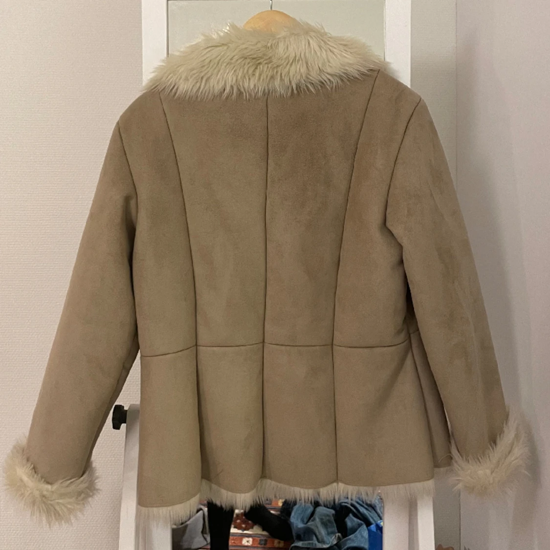 Jacka med pälskrage - 90