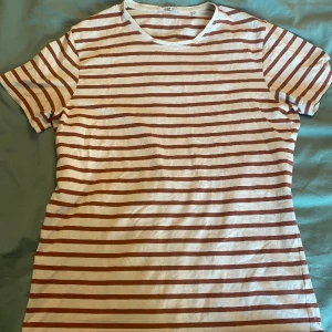 T-shirts  - T-shirts med röda ränder i Stl M. Inga fläckar och är i fint skick. Säljer för 50kr 