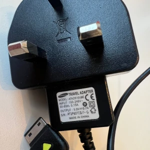 SAMSUNG Travel adapter charger - Model: ATADS10UBE Input: 100-240V ~ 50-60Hz 0.15A Output: 5.0 V 0.7A  Laddare för Samsung telefon