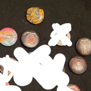 Pins - De är metallica, iron maiden, pink Floyd, Misfits pin 8 kr st