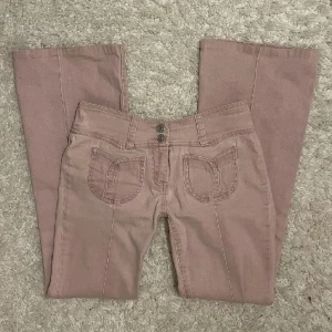 Lågmidjade rosa jeans - Intressekoll på mina gaalet snygga rosa jeans!! Ganska lika de gröna h&m byxorna i modellen 