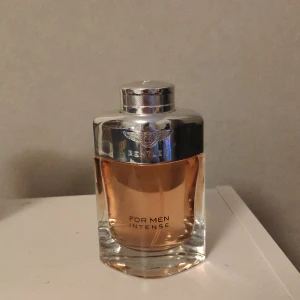 Bentley For Men Intense  - Helt ny eller använd typ 10 spray Säljer för fick den i julklapp men har en annan som passar mig bättre Annars perfekt vinterdoft Högt betyg på Fragrantica 