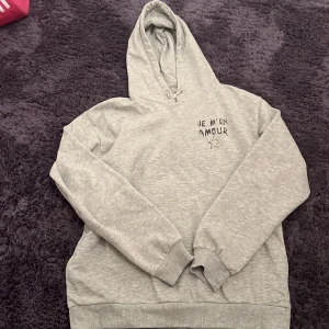 Hoddie  - Jätte snygg hoddie från Gina Young fint skick men bara pytte pytte lite nopprig vid armen men absolut inget som märks eller syns ❤️