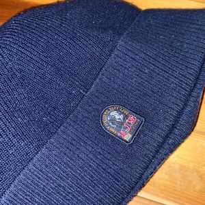 Parajumper mössa BILLIGT - Helt fungerande mössa inga hål elr liknande