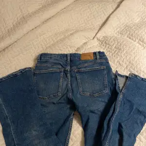 Jättefina och sköna lågmidjade Zara jeans. Perfekta för mig med storlek XS, men aningen korta vid foten då jag vill att den nästan ska släpa i marken- jag är 155 lång. Orginal pris 279kr