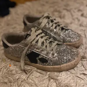 INTRESSEKOLL⛔️🙏 jag funderar på att sälja mina skit snygga glittriga skor, inga hål eller något!💓 vill se hur mycket folk kan betala💓🙏