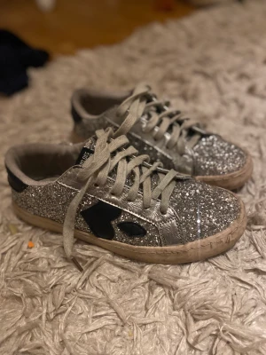 Snygga skor  - INTRESSEKOLL⛔️🙏 jag funderar på att sälja mina skit snygga glittriga skor, inga hål eller något!💓 vill se hur mycket folk kan betala💓🙏
