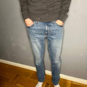 Tja säljer nu ett par ljusblåa tiger of Sweden jeans i storlek 29/32 då dom tyvärr är lite stora på mig. Skick 8/10. Modellen är 179 och bär oftast 28/30. Nypris ca 1400kr. Mitt pris 299kr