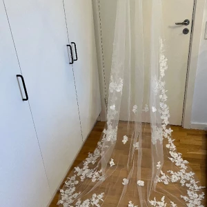 Brudslöja från Ivory & Grace London - Denna fantastiska slöja från Ivory & Grace London har endast använts en gång och är i utmärkt skick. Produktmått: Bredd: 150 cm Längd: 250 cm Originalpris: 2 495 kr