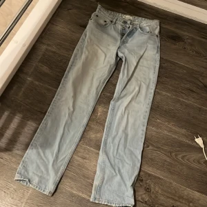 Midwaist jeans från zara  - Midwaist jeans från zara, bra skick  Storlek 34