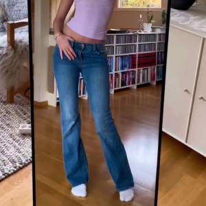 Säljer dessa otroligt snygga lågmidjade jeans från Brandy Melville då de tyvärr är för långa för mig som är 167cm! (Lånade bilder!!) Jeansen är egentligen i strl One Size, men passar perfekt på mig som vanligtvis har strl S💓💓