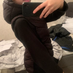 zara väst  - säljer denna väst från zara, helt ny knappt använd st S! bud från 450kr❤️