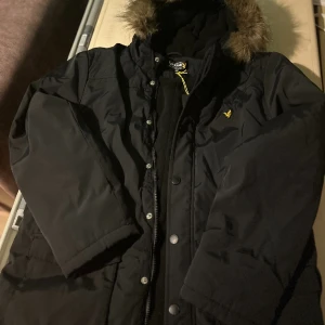 Lyle & Scott jacka junior storlek 14-15år - En fin helt nytt vinterjacka som min son hann inte använda.