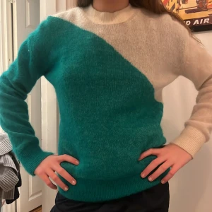 &other stories stickad tröja - Stickad tröja från &other stories. Storlek Xs! Jättefint skick och väldigt bekväm! 