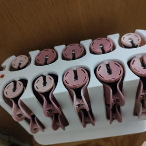 Remington hot rollers - Säljer helt ny remington proluxe värmespolar för hår. Kommer i stor och mindre storlek av 20 värmespolar för att locka håret samt volym. Använts 2ggr. Nypris 599kr