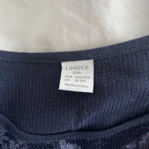 En jätte fin fest tröja! - Super bra skick och har inga fläckar/hål