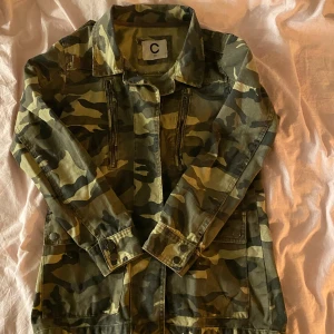 Jacka - Militärfärgad jeansjacka från Cubus, storlek 34, bra skick