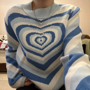 Söt tröja - Gullig varm tröja 💙🩵 Har en fläck på armen (sida 2)