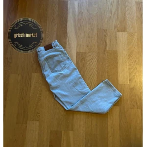 Woodbird Jeans Leroy  - Ett par Woodbird Jeans i storlek 29/30 | fint skick finns inga fläckar eller liknande, skick 8,5/10 | nypris ligger på ca 1000kr | modellen på bilden är 182 och väger 72kg | ställ gärna frågor! |