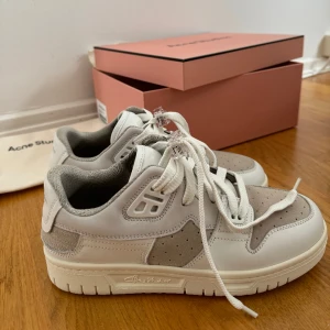 Acne studios sneakers  - Intressekoll på mina helt nya acne sneakers! Nypris 4199kr. Helt oanvända. Stora i storlek 
