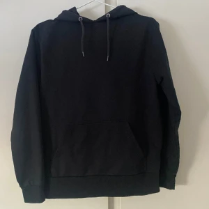 Svart hoodie  - Svart hoodie från stay, bra skick. Pris kan diskuteras.