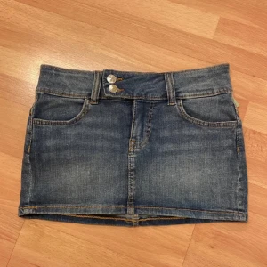 Jeanskjol! - Jättesnygg jeanskjol från hm! Den är aldrig använd bara testad. Storlek 36! Tryck gärna på köp direkt!