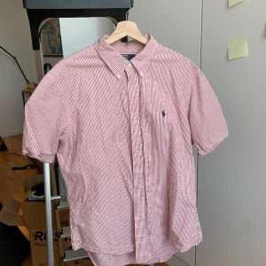 Ralph Lauren skjorta  - Kortärmad RL skjorta. Passar mig som M-L även om den är XL. Sitter löst och är perfekt med en t-shirt under