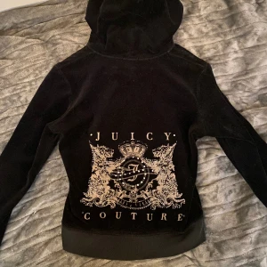 Vintage juicy kofta - Jättefin vintage juicy kofta. Bra skick förutom att det fattas rhinestones. Står strlk L men passar XS-S. Har tyvärr inga bilder på! 