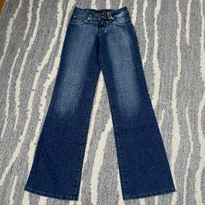Bootcut jeans som är för små för mig:/ 36cm midja tvärs över och 84cm innerbenet 
