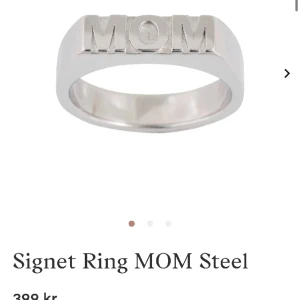 Edblad ring ”Signet Ring MOM Steel” - Helt oanvänd! Säljer då jag köpte fel storlek💗 Storlek S/ 16,8mm. Nypris: 399kr, Jag säljer för 300kr + frakt! ((Edblad Box ingår!!!))❤️❤️